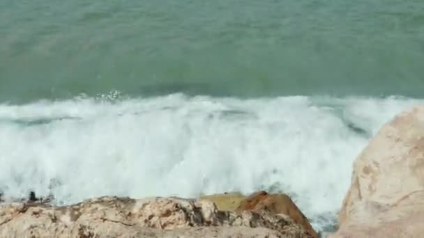 Fale morskie powoli miażdżące skaliste brzegi. Zwolniony ruch 4K — Wideo stockowe