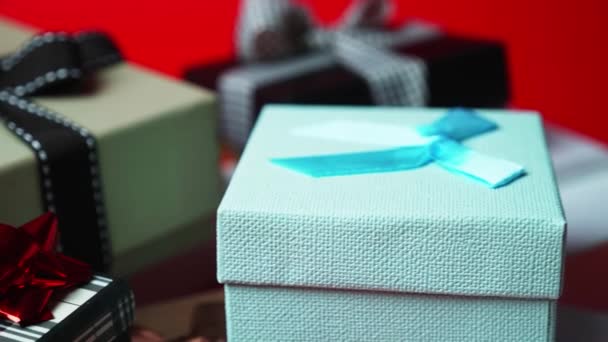 Conjunto de cajas regalo de diferentes tamaños y colores. Dolly Shot. 4K — Vídeos de Stock