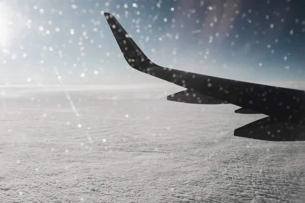 Widok porannego zimowego nieba przez zamarznięte okno samolotu. Tło lotnicze z przestrzenią do kopiowania — Zdjęcie stockowe