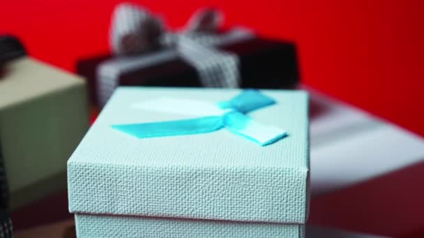 Farklı boylarda ve renklerde hediye kutuları. Dolly Shot. 4K — Stok video