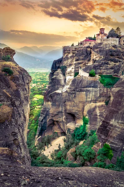 Impresionante vista del Monasterio Meteora Roussanou al atardecer, Grecia. Formaciones geológicas de grandes rocas con monasterios encima de ellas . — Foto de Stock