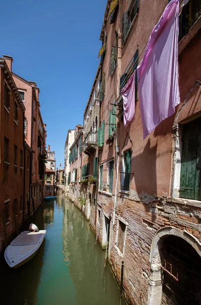 Doğal canal, Venice, İtalya üzerinde 26 Haziran 2017 — Stok fotoğraf