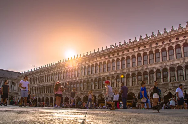 Piazza San Marco Marco Bazilikası ve çan kulesi, St Mark's Campanile (Campanile di San Marco) Venedik, İtalya, 22 Temmuz 2016 Panoraması. — Stok fotoğraf