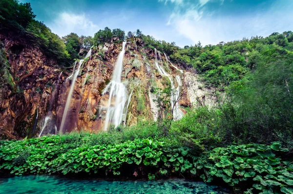 Lacs de Plitvice, Croatie. Parc naturel avec cascades et eau turquoise — Photo