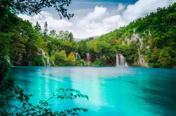 Plitvice Seen, Kroatien. Naturpark mit Wasserfällen und türkisfarbenem Wasser — Stockfoto