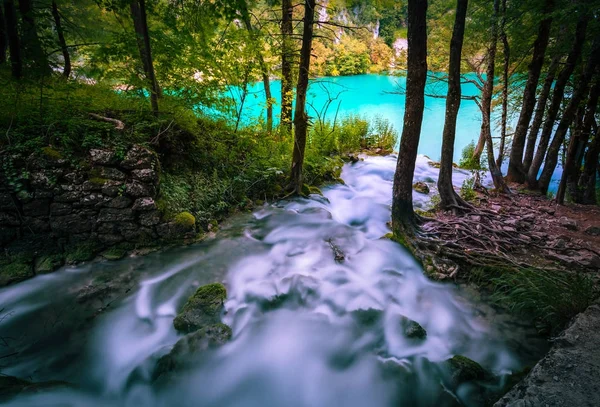 十六湖、 克罗地亚。瀑布和绿松石水自然公园 — 图库照片