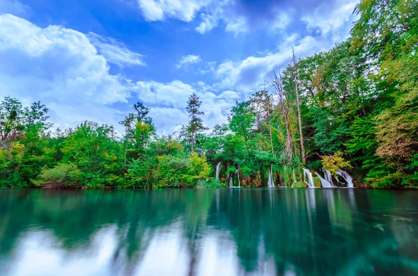 Lacs de Plitvice, Croatie. Parc naturel avec cascades et eau turquoise — Photo