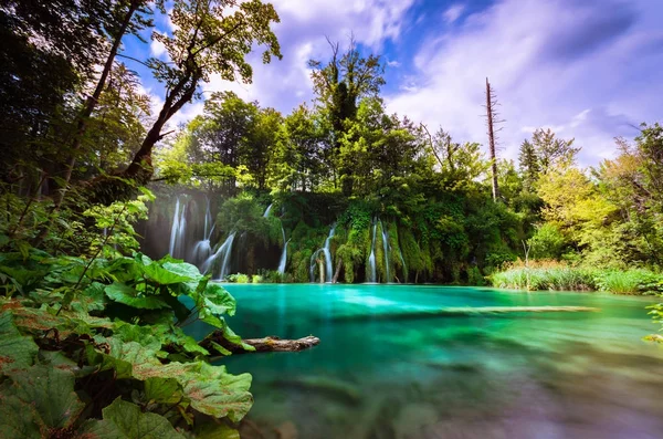 Lacs de Plitvice, Croatie. Parc naturel avec cascades et eau turquoise — Photo