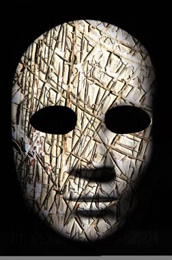 Yüzey, nötr ifade koyu arka plan üzerinde kırık kaba ahşap dokulu maskeyle boyalı.