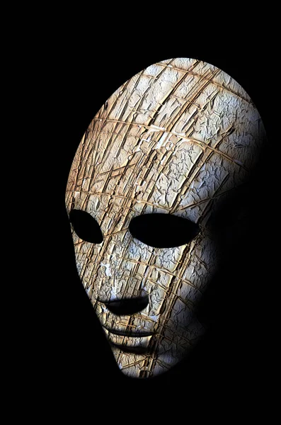 Strukturierte Maske mit rissiger Oberfläche aus rohem Holz, neutraler Ausdruck auf dunklem Hintergrund. — Stockfoto