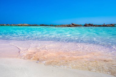 Mavi denizi ve turkuaz suyu olan güzel tropik plajlar.