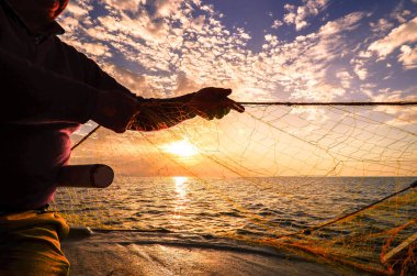 Balıkçının el siluet atma Balık ağı batımında, Crete, Yunanistan