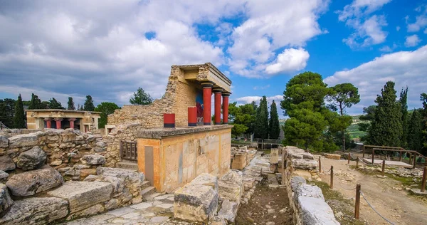 De noordelijke ingang van het paleis met het opladen van stier fresco in Knossos op Kreta, Griekenland — Stockfoto