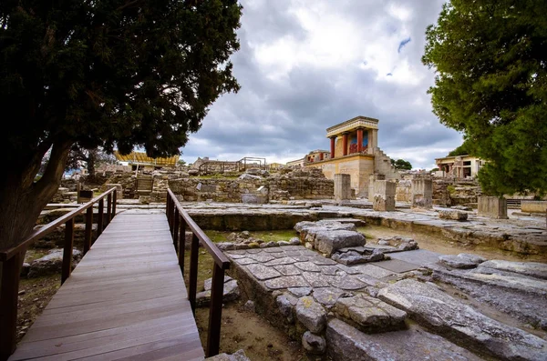 De noordelijke ingang van het paleis met het opladen van stier fresco in Knossos op Kreta, Griekenland — Stockfoto