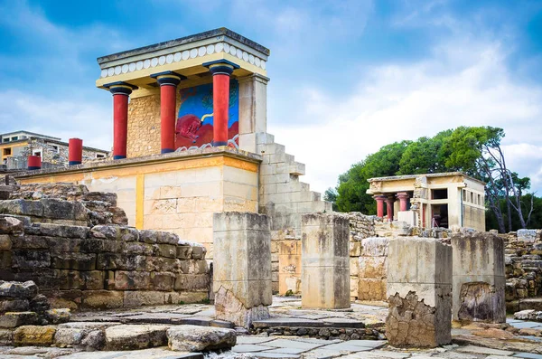 Der Nordeingang des Palastes mit einem aufladenden Stierfresko in Knossos auf Kreta, Griechenland — Stockfoto