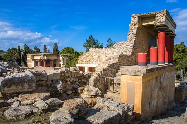 De noordelijke ingang van het paleis met het opladen van stier fresco in Knossos op Kreta, Griekenland — Stockfoto