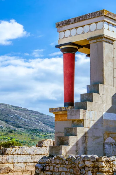 De noordelijke ingang van het paleis met het opladen van stier fresco in Knossos op Kreta, Griekenland — Stockfoto