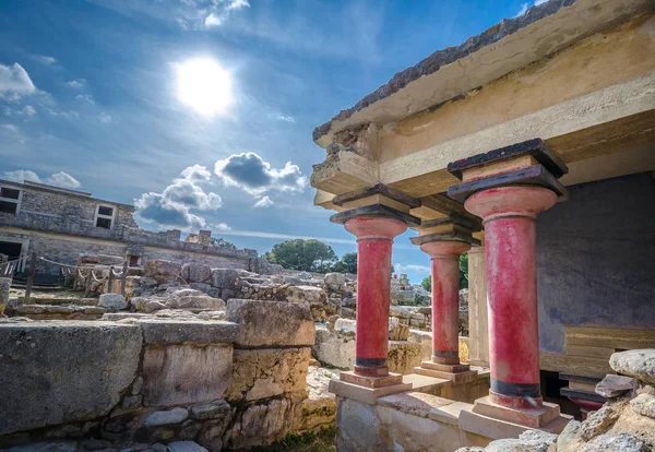 De noordelijke ingang van het paleis met het opladen van stier fresco in Knossos op Kreta, Griekenland — Stockfoto