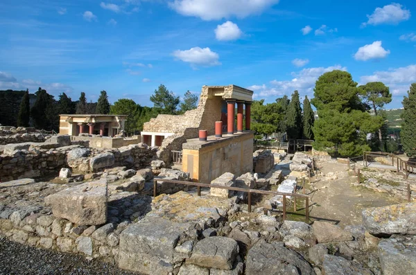 De noordelijke ingang van het paleis met het opladen van stier fresco in Knossos op Kreta, Griekenland — Stockfoto