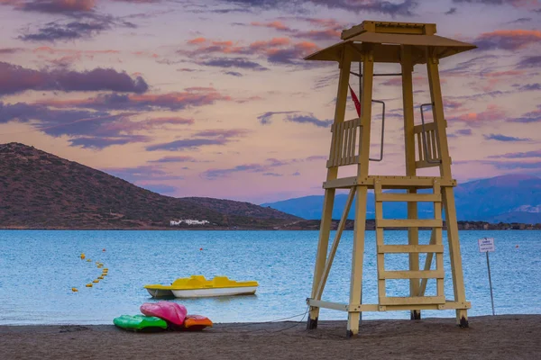 Sahildeki kırmızı deniz feneri