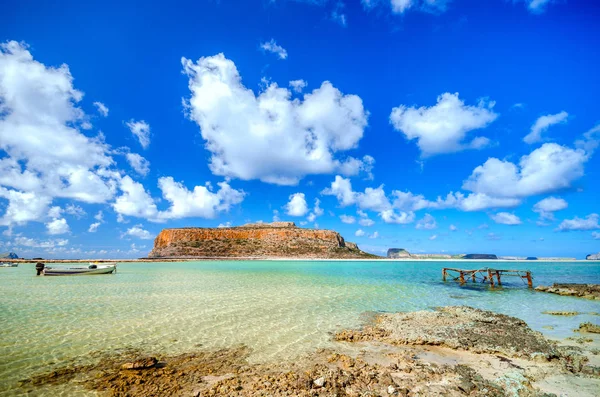 也泻湖与神奇的青绿色海水，泻湖，纯白色的沙滩和 Gramvousa 岛上希腊克里特岛的热带海滩的惊人观点 — 图库照片