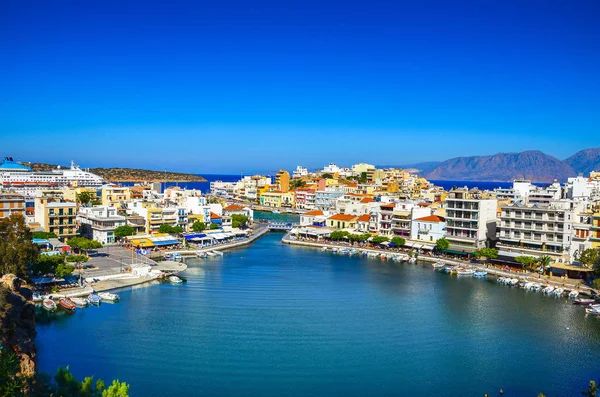 O lago Voulismeni em Agios Nikolaos, uma pitoresca cidade costeira com edifícios coloridos ao redor do porto na parte oriental da ilha de Creta, Grécia — Fotografia de Stock