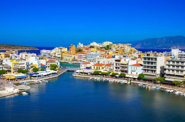 The lake Voulismeni in Agios Nikolaos,  a picturesque coastal town with colorful buildings around the port in the eastern part of the island Crete, Greece — Stock Photo, Image