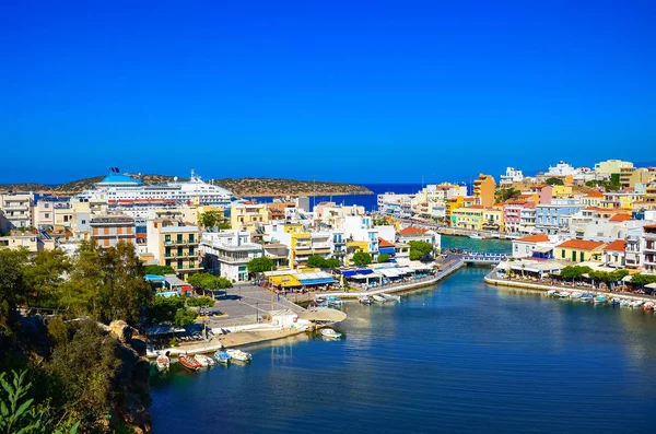 El lago Voulismeni en Agios Nikolaos, una pintoresca ciudad costera con coloridos edificios alrededor del puerto en la parte oriental de la isla Creta, Grecia — Foto de Stock