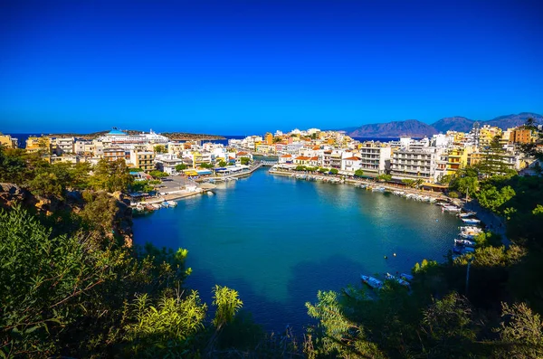 Η λίμνη Βουλισμένη στον Άγιο Νικόλαο, μια γραφική παραθαλάσσια πόλη με πολύχρωμα κτίρια γύρω από το λιμάνι στο ανατολικό τμήμα του νησιού Κρήτη, Ελλάδα — Φωτογραφία Αρχείου