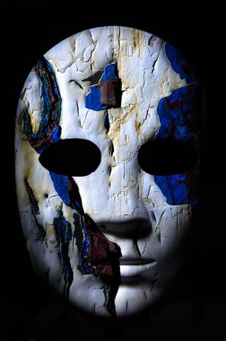 Siyah arka planda maskeli bir kafatası