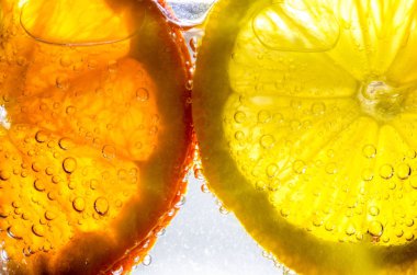 Su damlalı taze portakal suyu