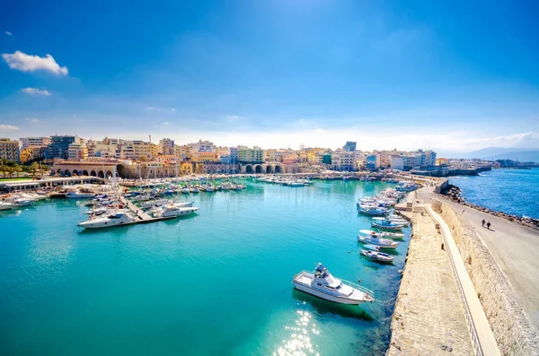 Heraklion harbour with old venetian fort Koule and shipyards, Crete, Greece — Stock Photo, Image