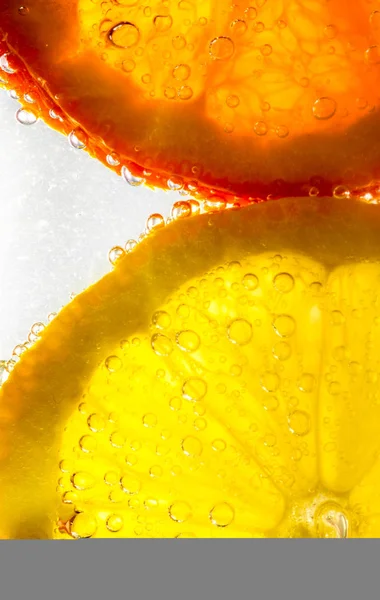 鲜橙汁 白底水滴 — 图库照片
