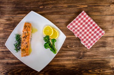 Limonlu ve biberiyeli ızgara somon filetosu.