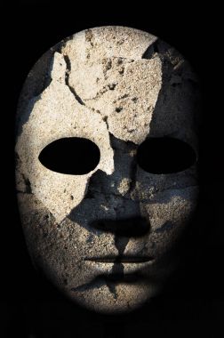 Yüzey, nötr ifade koyu arka plan üzerinde kırık kaba ahşap dokulu maskeyle boyalı.