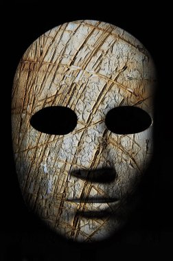 Yüzey, nötr ifade koyu arka plan üzerinde kırık kaba ahşap dokulu maskeyle boyalı.