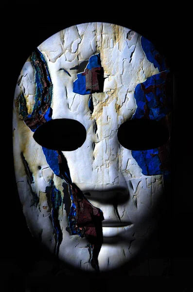 Yüzey, nötr ifade koyu arka plan üzerinde kırık kaba ahşap dokulu maskeyle boyalı.