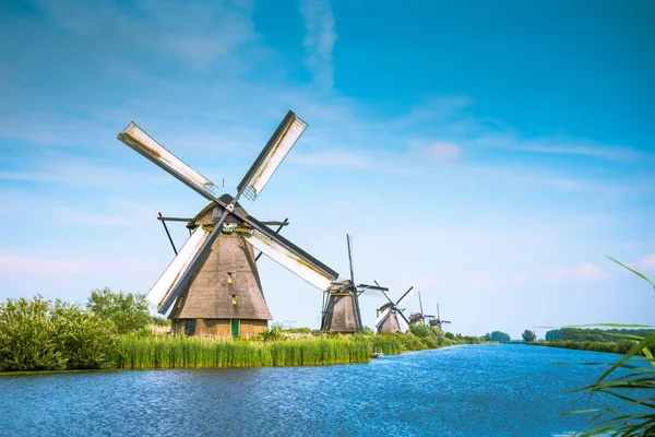 Traditional village with dutch windmills and river at sunset, Holland, Netherlands. — Stock Photo, Image