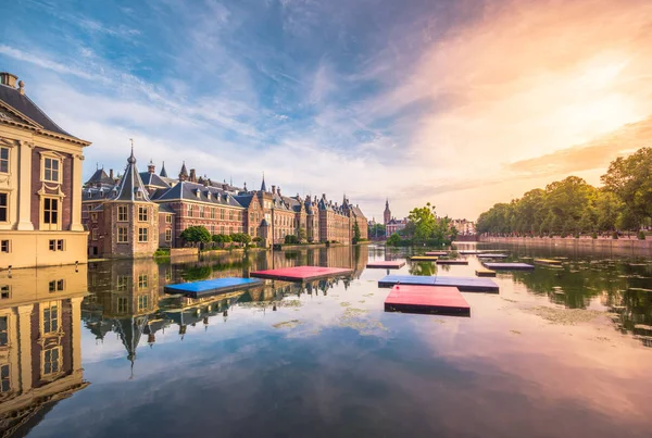 Hollanda 'nın merkezindeki eski kasabanın güzel manzarası.