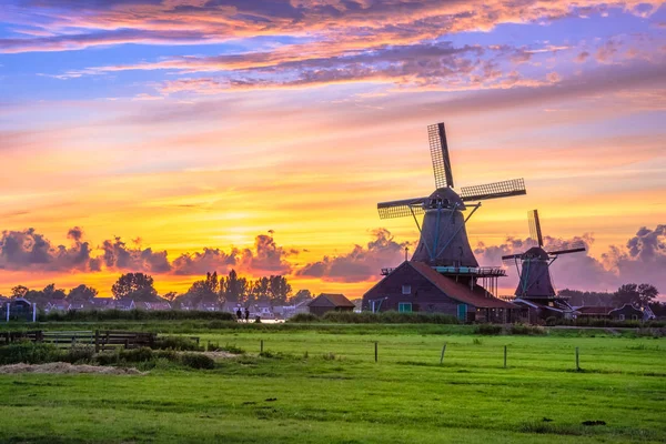 Traditional village with dutch windmills and river at sunset, Holland, Netherlands. — Stock Photo, Image