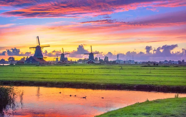 Traditional village with dutch windmills and river at sunset, Holland, Netherlands. — Stock Photo, Image