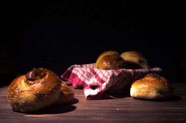 Geleneksel Girit kahvaltımızda ahşap tablo.
