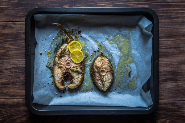 Grilled yellowtail amberjack with lemon slices on the cooking pan. — Stock Photo, Image