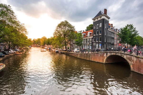 15 Temmuz 2017: Bruges, Belçika 'daki kanal ve eski evler