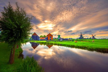Gün batımında, Hollanda yel değirmenleri, köprü ve nehirde Zaanse Schans'a, Felemenk, Hollanda ile geleneksel köy.