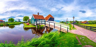 Gün batımında, Hollanda yel değirmenleri, köprü ve nehirde Zaanse Schans'a, Felemenk, Hollanda ile geleneksel köy.