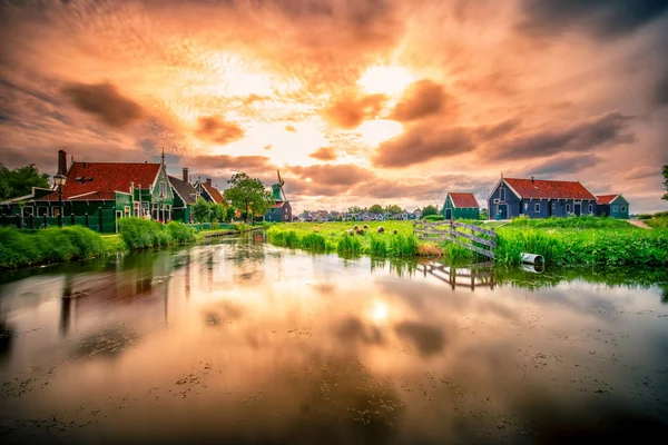 夕暮れ、オランダ風車、橋と川ザーンセスカンス、オランダ、オランダの伝統的な村. — ストック写真