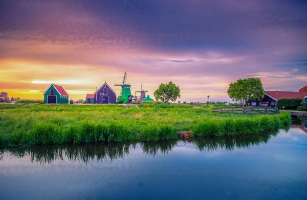 Traditional village at sunset, with dutch windmills, bridge and river on Zaanse Schans, Holland, Netherlands. — Stock Photo, Image