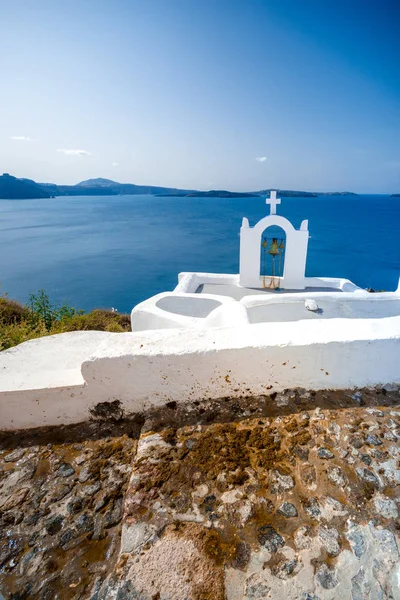 Oia town on Santorini island, Greece. Traditional and famous houses and churches with blue domes over the Caldera, Aegean sea — Stock Photo, Image