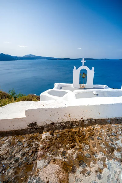 Ville d'Oia sur l'île de Santorin, Grèce. Maisons et églises traditionnelles et célèbres avec des dômes bleus sur la Caldera, la mer Égée — Photo